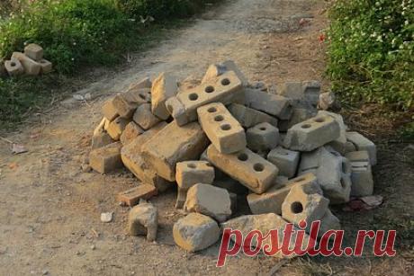 Татарстан потерял миллионы рублей из-за мусора. В городе Альметьевске в Республике Татарстан обнаружили крупную свалку отходов. Из-за скопления мусора республика понесла значительные потери — ущерб от свалки предварительно оценили в четыре миллиона рублей. Неизвестные оставили строительные отходы на участке площадью около 300 квадратных метров.