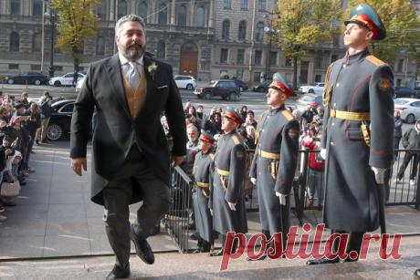 Первое за 120 лет венчание потомка Романовых в Петербурге. Фоторепортаж. В Исаакиевском соборе 1 октября состоялось венчание одного из потомков династии Романовых — великого князя Георгия и дочери итальянского дипломата Ребекки Беттарини. Это первое за 120 лет бракосочетание члена императорской семьи в Санкт-Петербурге. Как проходила церемония и кто присутствовал на ней — в фоторепортаже РБК