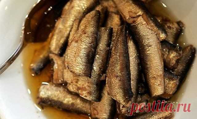 Скажу сразу, по вкусу получается ну ни капли не отличимо от магазинных шпрот. 

1 кг рыбы (килька, мойва). 
Для заливки на 1 кг рыбы: 
2 горсти луковой шелухи (она дает и цвет и подкопченый вкус. И заметьте, без всякого копчения, жидкого дыма и канцерогенов!), 
1 столовая ложка соли, 
1 чайная сахара,
1 стакан очень крепкой чайной заварки, 
неполный стакан растительного масла,
7 лавровых листьев, несколько горошин черного перца.

Рыбку необходимо почистить и промыть, убрат...