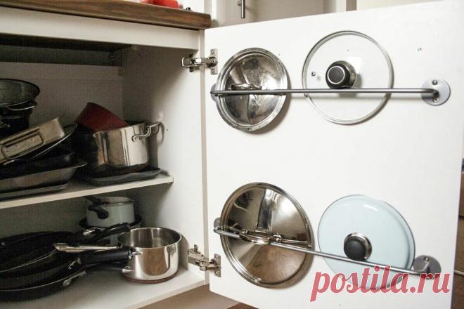 Куда убрать кастрюли, шкафы ломятся от крышек, разлетается фольга и пергамент? Наводим порядок на кухне раз и навсегда  Что может пойти не так и вы получите ожоги, в лучшем случае, а в худшем - отравление!!! 1. Во-первых, не нужно оставлять над плитой крышки от кастрюль. Их нельзя открывать во время готовки. Если крышка останется без присмотра, она может начать подпрыгивать и выпасть из своей подставки. 2. Во-вторых, не следует раскачивать духовку – это ее портит. Все конфорки должны быть полн…