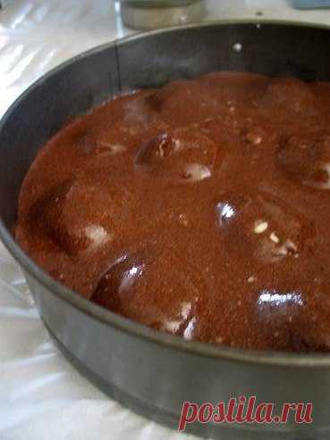 Шоколадный пирог с творожными шариками 

Ингредиенты: 

Для шариков 
- творог — 250 г 
- желтки — 2 шт. 
- сахар — 50 г 
- кокосовая стружка — 50 г 
- крахмал — 3 ст.л. (без верха) 

Для теста 
- яйца — 4 шт. 
- сахар — 30 г (+30 г) 
- шоколад — 50 г 
- мука — 2 ст.л. 
- крахмал — 2 ст.л. 
- какао — 3 ст.л. 
- соль — щепотка 
- ванильный сахар — 2 пакетика 
- разрыхлитель — на кончике ножа 

Приготовление: 

Способ приготовления шоколадного пирога с творожными шариками 
Сн...