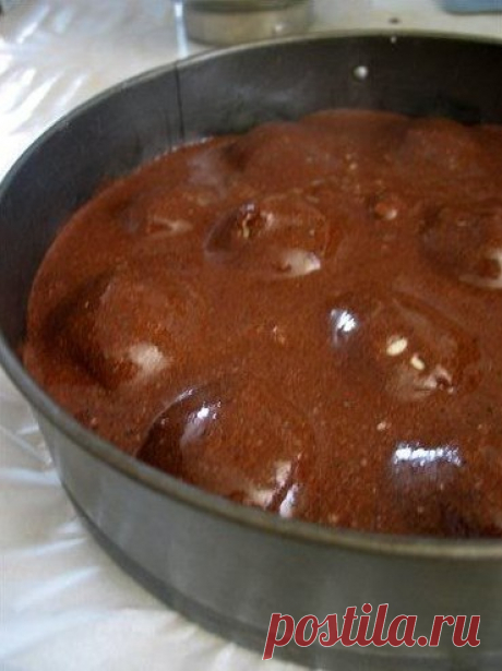 Шоколадный пирог с творожными шариками 

Ингредиенты: 

Для шариков 
- творог — 250 г 
- желтки — 2 шт. 
- сахар — 50 г 
- кокосовая стружка — 50 г 
- крахмал — 3 ст.л. (без верха) 

Для теста 
- яйца — 4 шт. 
- сахар — 30 г (+30 г) 
- шоколад — 50 г 
- мука — 2 ст.л. 
- крахмал — 2 ст.л. 
- какао — 3 ст.л. 
- соль — щепотка 
- ванильный сахар — 2 пакетика 
- разрыхлитель — на кончике ножа 

Приготовление: 

Способ приготовления шоколадного пирога с творожными шариками 
Сн...