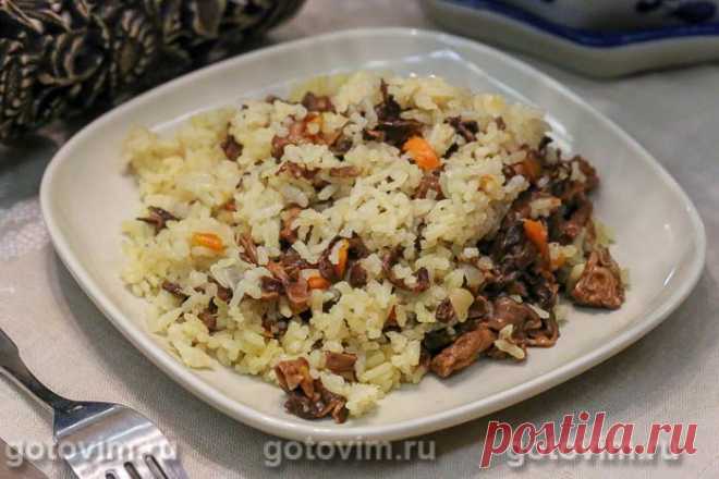 Рис с жареными строчками . Рецепт с фото Из риса и строчков можно приготовить блюдо, напоминающее плов. Т.е. грибы, предварительно промытые и отваренные, продолжают готовить на масле с добавлением лука и моркови, затем засыпают рис, добивают грибной бульон или воду. Еще примерно 20 минут рис с грибами остаются в кастрюле под крышкой, а затем можно раскладывать готовое блюдо по тарелкам.