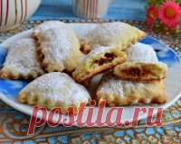 Печенье на кефире и маргарине Для начинки я использовала вареное сгущенное молоко, можно - любой густой джем или варенье, густой заварной крем или сладкие ягодки. Это печенье можно испечь и без начинки, нарезав тесто 
Для понадобится:
маргарин сливочный - 150 г; кефир жирностью 2,5% - 150 мл; мука высшего сорта - 350 г; соль - щепотка; разрыхлитель - 0,5 ч. л.; сахар - 100 г; сахарная пудра для посыпки.
Для начинки:
сгущенка вареная (можно заменить на густое варенье или джем) - 4-5 ст. л.