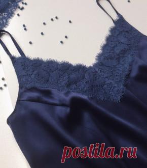 Шелковый топ в бельевом стиле Шелковый топ в бельевом стиле ручной работы темно-синего цвета с доставкой по России и СНГ от молодых русских дизайнеров.