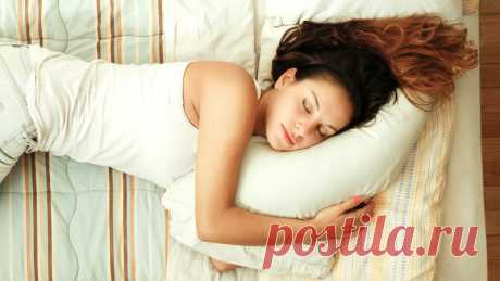 Особенности сна на левом боку — почему это полезно | Милая Я Сон играет чрезвычайно важную роль, от него напрямую зависит самочувствие и состояние нашего здоровья. При этом важными характеристиками является не только продолжительность сна, а и то, на каком блоку спит человек. Исследования медиков и специалистов показали, что полезен именно сон на левом боку. Они приводят массу аргументов, почему такая поза полезна: 1. Избавление от изжоги. Ученые доказали, что сон на право...