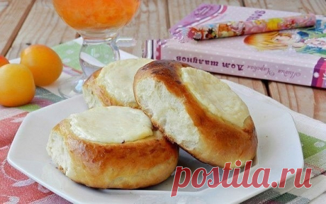 Домашние ватрушки с творогом 
Ватрушки с творогом - прекрасная домашняя выпечка, знакомая нам с детства. Я люблю, чтобы тесто для ватрушек было сдобным, а начинка - сладкой. По этому рецепту творожные ватрушки получаются очень вкусными, пышными и ароматными. Для приготовления домашних ватрушек с творогом...