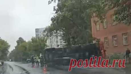 В Тюмени перевернулась пожарная машина. В Тюмени на улице Комбинатской перевернулась пожарная машина. Об этом сообщается в Telegram-канале ГИБДД Тюменской области. &quot;Сотрудники Госавтоинспекции выясняют обстоятельства ДТП, где опрокинулся пожарный автомобиль&quot;, - ...