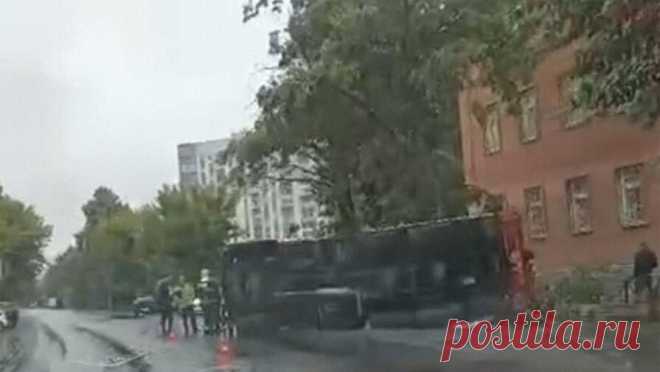 В Тюмени перевернулась пожарная машина. В Тюмени на улице Комбинатской перевернулась пожарная машина. Об этом сообщается в Telegram-канале ГИБДД Тюменской области. "Сотрудники Госавтоинспекции выясняют обстоятельства ДТП, где опрокинулся пожарный автомобиль", - ...