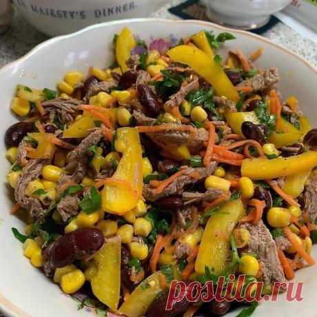 Готовим дома. Салат "мужской каприз".

Ингредиенты:
-Говядина отварная - 300 г
-Кукуруза - 1 банка
-Красная фасоль - 1 банка
-Корейская морковь ~ 200 г
-Перец болгарский - 1 шт.
-Зелёный лук , петрушка
Для заправки - оливковое масло -3 ст.л.
-Соль перец по вкусу
ᅠ
Приготовление:
Мясо и перец нарезать соломкой, добавить остальные ингредиенты , посолить, поперчить по вкусу и заправить маслом.
Приятного аппетита!