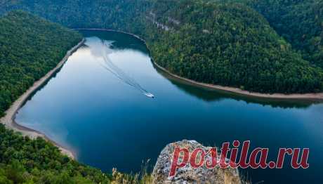 Нугушское водохранилище и природный магнетизм Башкирии Нугушское водохранилище является прекрасным природным объектом, расположенным в Башкортостане, у южных отрогов Уральских гор. Часть водохранилища входит в состав национального парка "Башкирия", что подчеркивает его экологическую и природную ценность. Это место привлекает туристов своей…
