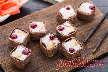 Сладкие РОЛЛЫ с творожно-фруктовой начинкой - Эфария Проголодались по вкусным рецептам? Сегодня приготовим сладкие роллы с творожно-фруктовой начинкой. Ингредиенты: 200 г творога 2 ст.л. сметаны 100 г мякоти ананаса (можно взять маленькую банку консервированных ананасов кольцами) 1 киви 8-10 ягод клубники 6 готовых тонких блинчиков шоколадная стружка для подачи Готовим: Протрите творог через сито и добавьте сметану. Фрукты помойте, почистите и удалите
