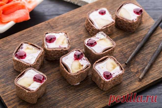 Сладкие РОЛЛЫ с творожно-фруктовой начинкой - Эфария Проголодались по вкусным рецептам? Сегодня приготовим сладкие роллы с творожно-фруктовой начинкой. Ингредиенты: 200 г творога 2 ст.л. сметаны 100 г мякоти ананаса (можно взять маленькую банку консервированных ананасов кольцами) 1 киви 8-10 ягод клубники 6 готовых тонких блинчиков шоколадная стружка для подачи Готовим: Протрите творог через сито и добавьте сметану. Фрукты помойте, почистите и удалите