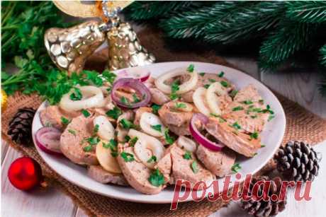 Мясная закуска с маринованным луком для праздничного стола

Мясная закуска с маринованным луком не только удивит ваших гостей, но и обязательно им понравится. Приготовить ее легко и просто.