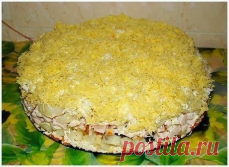 Cлоеный салат с копченной курицей, черносливом и сыром
