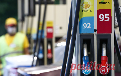 Биржевая цена бензина Аи-92 второй день подряд обновляет исторический максимум. Цена выросла до 56,75 тыс. рублей за тонну Как пишет «Коммерсант», это на 500 рублей выше, чем в начале года.

По данным информационно-аналитического центра «Кортес», на СПбМТСБ нефть марки Urals продается по 49,2 тыс. руб. за тонну, но уже к вечеру в пятницу цена превысила 50 тыс. руб., и торги остановили. Но на бирже в Санкт-Петербурге цена по-прежнему в два раза выше, что и привело к росту цен на бензин.