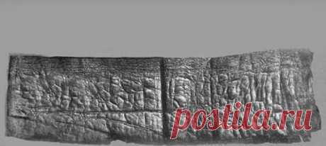 Захватывающая история: больше сотни лет назад торговец древностями продал древние свитки музею за баснословные деньги. Позже свитки признали фальшивкой и сбыли за бесценок, а торговец покончил жизнь самоубийством. Сейчас пересмотревший дело эксперт утверждает: на самом деле свитки подлинные. И не только: они могут быть просто феноменальной находкой.