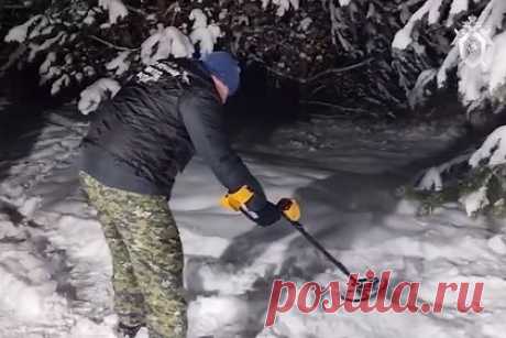 Появилось видео с места убийства экс-депутата Верховной Рады Кивы. Следственный комитет (СК) России опубликовал видео с места убийства экс-депутата Верховной Рады Украины Ильи Кивы. На кадрах видно, как сотрудники СК описывают место инцидента, а также ищут улики в снегу с помощью металлодетектора.