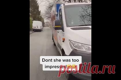 Мужчина соблазнил девушку дорогим Mercedes и разочаровал ее при встрече. Мужчина соблазнил девушку дорогим автомобилем и разочаровал ее правдой на свидании. Блогер Рис Стюарт рассказал, что привлек внимание девушки машиной люксового бренда Mercedes за 50 тысяч фунтов стерлингов (пять миллионов рублей). Выяснилось, что он ездит на грузовом фургоне супермаркета Tesco, работая курьером.