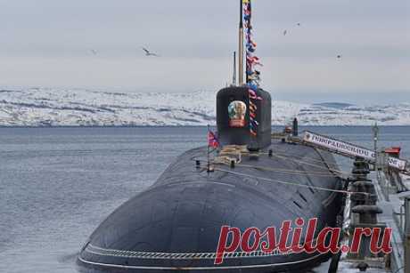 Российский «Генералиссимус Суворов» совершит переход на ТОФ. Российская атомная подводная лодка (АПЛ) «Генералиссимус Суворов» может в августе совершить переход с Северного флота на Тихоокеанский флот (ТОФ). Об этом со ссылкой на источник сообщает ТАСС. «Переход будет совершен на место постоянного базирования субмарины», — сказал собеседник.