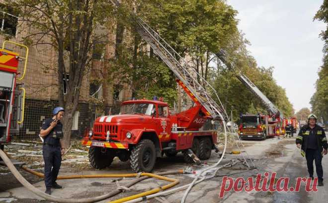 Директор центра рассказал, почему в Полтаве погибло много военных. Удар по учебно-тренировочному центру в Полтаве был нанесен утром 3 сентября. По данным МЧС Украины, погибли 53 человека, еще 298 получили ранения. Директор центра объяснил NYT, что часть курсантов не успели добраться до убежища