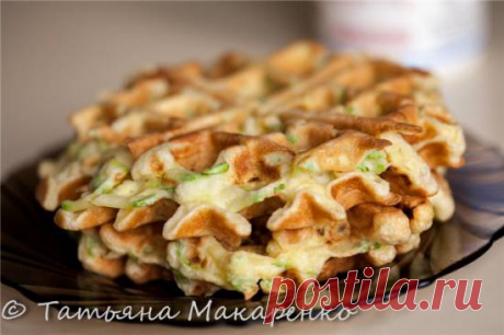 Кабачковые вафли в вафельнице GF-020 Waffle Pro Я оочень, ну просто ооочень сильно довольна этой вафельничкой. !. Выпекает просто ОТЛИЧНО. !. Готовила кабачковые вафли, готовила в два захода, потому как это очень вкусно и первой партии нам оказалось мало. Кабачок трём
