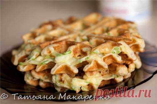 Кабачковые вафли в вафельнице GF-020 Waffle Pro Я оочень, ну просто ооочень сильно довольна этой вафельничкой. !. Выпекает просто ОТЛИЧНО. !. Готовила кабачковые вафли, готовила в два захода, потому как это очень вкусно и первой партии нам оказалось мало. Кабачок трём