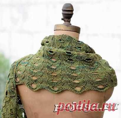 Ажурный палантин связан спицами от угла. / prjaga.ru
