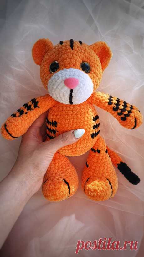 PDF Тигрёнок Тео крючком. FREE crochet pattern; Аmigurumi animal patterns. Амигуруми схемы и описания на русском. Вязаные игрушки и поделки своими руками #amimore - плюшевый тигр, большой тигренок из плюшевой пряжи, котик, кот, кошечка, кошка, котенок.