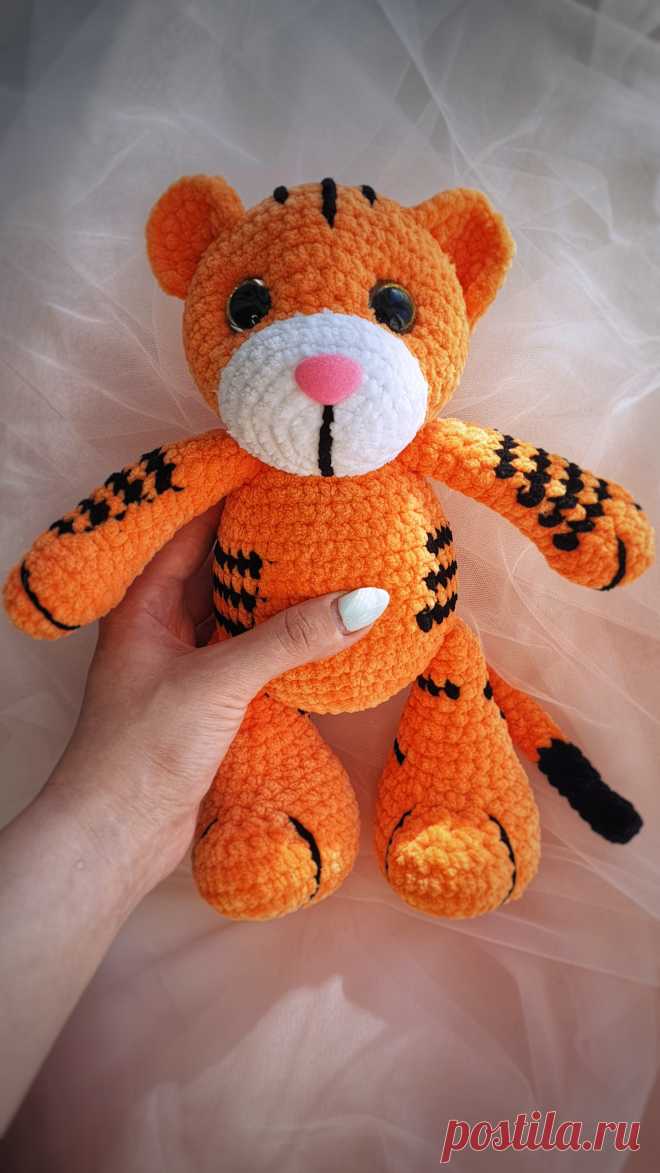 PDF Тигрёнок Тео крючком. FREE crochet pattern; Аmigurumi animal patterns. Амигуруми схемы и описания на русском. Вязаные игрушки и поделки своими руками #amimore - плюшевый тигр, большой тигренок из плюшевой пряжи, котик, кот, кошечка, кошка, котенок.