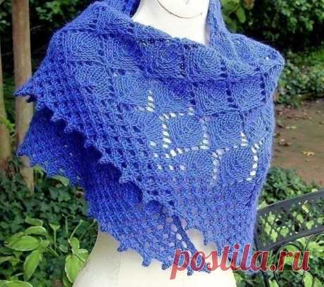 Шаль с узором из листьев Понадобится:150 г. или 330 м. пряжи средней толщиныспицы № 5Описание.Набрать 3 петли. Связать лицевыми петлями 6 рядов. Подцепить 3 петли из ближнего края кромочных петель и 2 петли из наборного края. Из полотна должен сформироваться U-образный уголок, на спицах &mdash; 8 петель.На схемах...