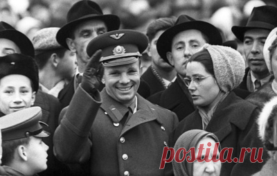 Как в союзных республиках чествовали Гагарина: именные улицы и школы, салюты и памятники. Во времена Советского Союза большинство мальчишек огромной многонациональной страны хотели стать космонавтами. Перед глазами у них был прекрасный пример — первый в мире человек, побывавший в космосе, по тем временам фактически полубог — Юрий Гагарин. В конце апреля 1961 года, уже после своего легендарного полета, Гагарин отправился за рубеж с "миссией мира". В общей сложности за три года первый…