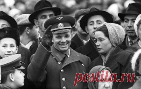 Как в союзных республиках чествовали Гагарина: именные улицы и школы, салюты и памятники. Во времена Советского Союза большинство мальчишек огромной многонациональной страны хотели стать космонавтами. Перед глазами у них был прекрасный пример — первый в мире человек, побывавший в космосе, по тем временам фактически полубог — Юрий Гагарин. В конце апреля 1961 года, уже после своего легендарного полета, Гагарин отправился за рубеж с &quot;миссией мира&quot;. В общей сложности за три года первый…
