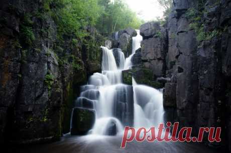 Уковский водопад Уковский водопад, Иркутская область - один из самых известных водопадов Прибайкалья. Высота 18 м. Находится в окрестностях Нижнеудинска.Фото: Серж Мизантроп