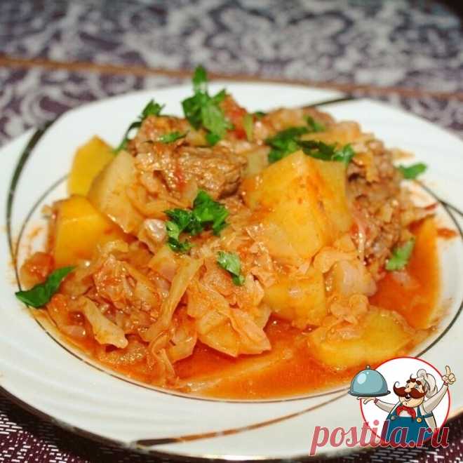 Если в жаркое добавить обжаренную с овощами капусту будет очень вкусно.

капуста – 650 грамм;
картофель – 1 кг;
мясо (филе) – 650-700 грамм;
морковь – 1 штука (средняя);
репчатый лук – 1 штука (средняя);
масло сливочное – 100 грамм;
масло растительное – 50 мл;
томатная паста – 2 столовые ложки (или кетчуп - 4 столовые ложки);
горячая вода или бульон – 0,5 стакана;
зелень, приправы, специи и соль – по вкусу

Мясо промыть, обсушить, обязательно удалить остатки костей, жилы и...