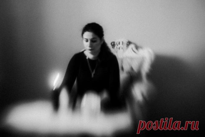 Ведьма и мужик
Со слов мачехи: На улице был 1993 год. Было нам по 16 и 13 лет, я старшая в семье была. Идём мы, значит, по давно нам известной дороге, святить паски. На улице стало уже немного светлеть. И тут на душе что-то стало тревожно матери и мне. А вокруг посадка и немного дальше кладбище. Я матери […]
Читай пост далее на сайте. Жми ⏫ссылку выше