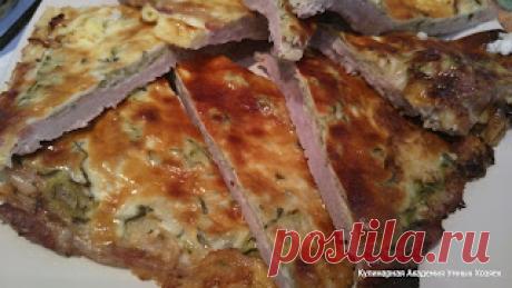 Кулинарная Академия Умных Хозяек: Свинина запеченная по-деревенски Запеченная c луком и огурчиками свинина получается сочная, мягкая, пикантная. И нарядная!