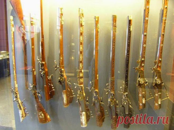 Оружейная палата.Кремль
Музей Оружейная палата находится на территории Московского Кремля. На сегодняшний день Оружейная палата является одним из самых интересных музеев Москвы. Это сокровищница, экспонаты которой накапливались веками в царской и патриаршей ризницах.
Некоторые из них изготовлены в кремлевских мастерских, другие были дарами от правителей иностранных держав.