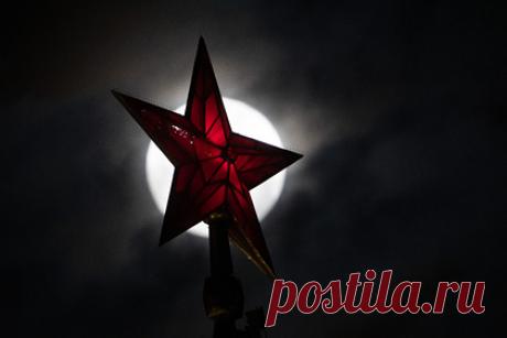 Рассекречены детали лунной программы СССР. «Российские космические системы» рассекретили документ о плане полета советского пилотируемого корабля на Луну. Технический отчет 1965 года содержит подробную схему полета с возвращением на Землю, а также информацию о формировании принципов автономной радиоэлектронной системы управления.