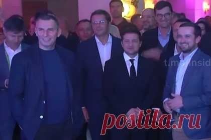 Тусовка украинских депутатов и Зеленского попала на видео. В сети появилось видео с тусовки депутатов Верховной Рады от правящей партии «Слуга народа» и президента Украины Владимира Зеленского в городе Трускавец. В частности, на видео попал зажигательный танец лидера одноименной парламентской фракции Давида Арахамии, который выступил на вечеринке в роли диджея.