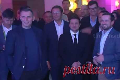 Тусовка украинских депутатов и Зеленского попала на видео. В сети появилось видео с тусовки депутатов Верховной Рады от правящей партии «Слуга народа» и президента Украины Владимира Зеленского в городе Трускавец. В частности, на видео попал зажигательный танец лидера одноименной парламентской фракции Давида Арахамии, который выступил на вечеринке в роли диджея.