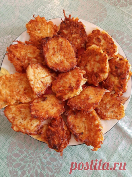 Драники 
Простое блюдо, но такое вкусное
 
5 клубней картофеля, 1 луковица, 2 зубчика чеснока, 2 яйца, соль, специи по вкусу, 3 столовых ложки муки. Картофель очистить, натереть на крупной терке, чуть залить молоком, чтоб не потемнел. Лук натереть на терке, или мелко нарезать. Чеснок измельчить. Отжать картофель от жидкости, перемешать с яйцами, мукой, солью, специями, чесноком. Разогреть сковороду, подсолнечное масло должно покрывать дно, столовой ложкой аккуратно выклады...