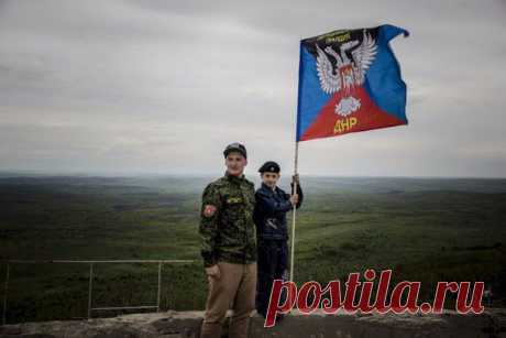 Эти дети через время станут только старше
И поднимут наше знамя гордо, строго, вверх.
