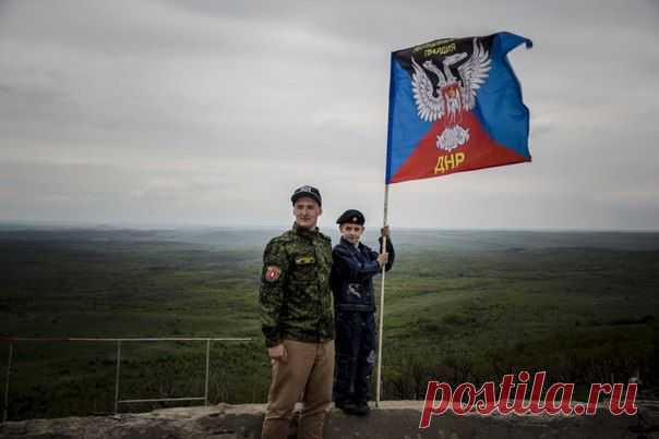 Эти дети через время станут только старше
И поднимут наше знамя гордо, строго, вверх.