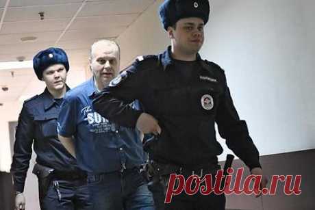 Экс-замглавы ФСИН отдали под суд по делу о хищении почти 100 миллионов рублей. Завершено расследование дела в отношении обвиняемого в хищении 94,6 миллионов рублей при ремонте в следственном изоляторе Симферополя бывшего заместителя главы ФСИН Олега Коршунова. Также по делу проходят врио директора ФУП СУ-23 ФСИН России Валерий Каклюгин и бенефициар ООО «Юнистрой» Андрей Угланов.