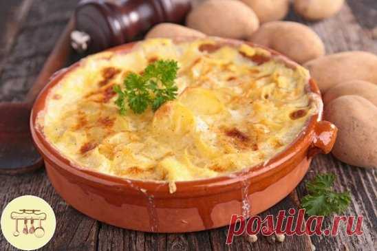 Запеченный картофель по-французски
Ингредиенты:
• Картофель-600 г
• Соль,перец-по вкусу
• Сыр тёртый-60 г
для заливки:
• Сливки 20%-300 мл
• Лавровый лист-1 шт.
• Тимьян-0,5 ч.л.
• Мускатный орех-2 щепотки
• Яйцо-1 шт.
для формы:
• Сливочное масло-2-3 ч.л.
• Чеснок-4-6 зубчика
• Зелёный лук для украшения
при подаче:
• Сосиски детские-6 шт.
• Помидоры черри-6-8 шт.
Приготовление:
1. Картофель очищаем,делим на тонкие лепестки. Я делала в порционных керамических формочках (11 см в диаметре).