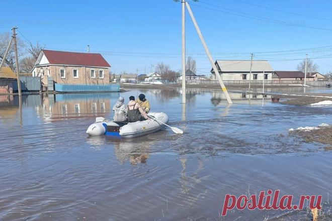 Во время осмотра главой МЧС улиц Орска из дома спасли пожилую женщину. Женщина оказалась одна в доме, первый этаж которого полностью затоплен.
