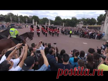 Гвардейцы её величества играют " прощание славянки"