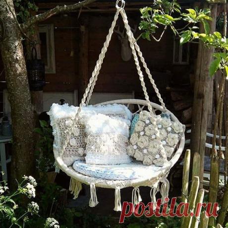 Hij kan weer maar buiten! #fijnweekend ! #outdoor #gehaakt #garden #wildgarden #lovewhite #hangstoel #crochetday