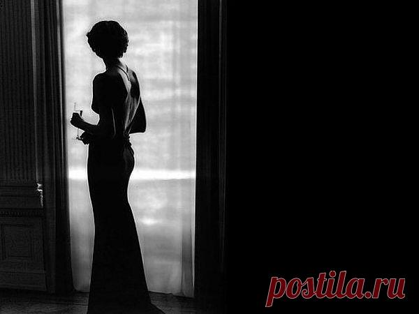 "Женщина - особенное море"

Женщина всегда чуть-чуть, как море.
Море в чем-то женщина чуть-чуть.
Ходят волны где-нибудь в каморке,
спрятанные в худенькую грудь.

Это волны чувств или предчувствий.
Будто бы над бездной роковой,
завитки причесочки причудной
чайками кричат над головой.

Женщина от пошлых пятен жирных
штормом очищается сама,
и под кожей в беззащитных жилках
закипают с грохотом шторма.